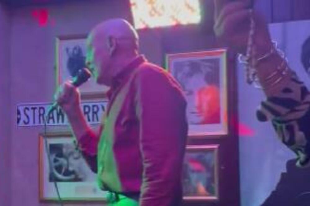 DEKICA DOHVATIO MIKROFON, PA NAPRAVIO LUDNICU: Pesma bacila ljude u DELIRIJUM, nikada nećete pogoditi KOJA JE!