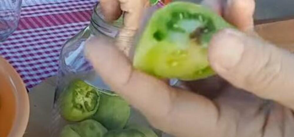 Zeleni paradajz u tegli