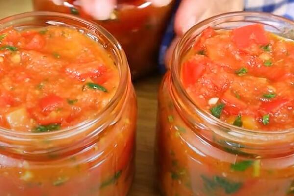 PARADAJZ SA BELIM LUKOM U TEGLI: Nezaobilazna zimnica - miris i ukus vraća u detinjstvo