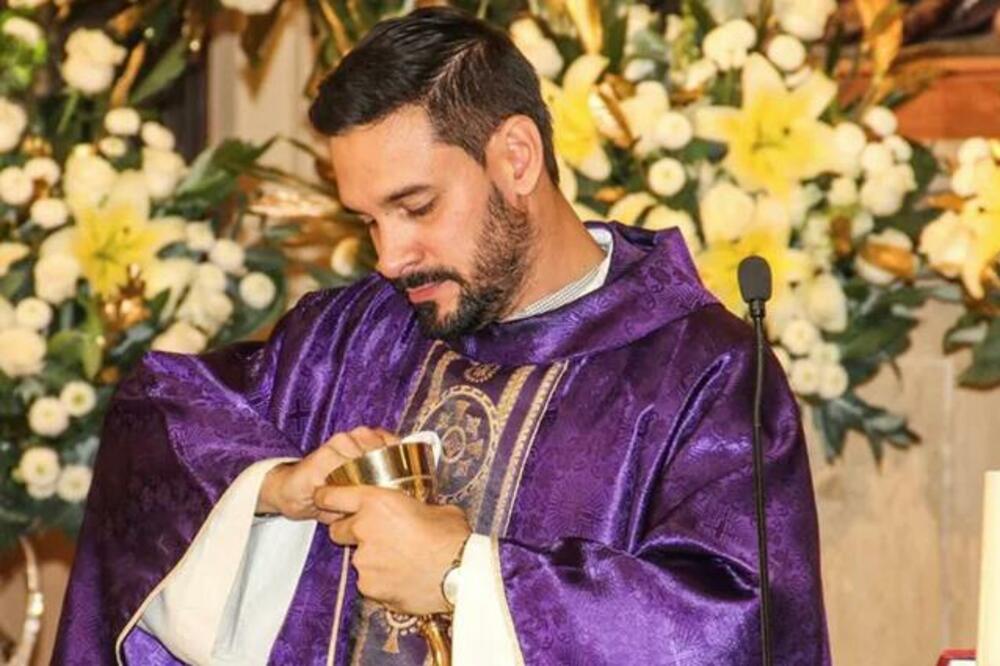 "DEVOJKE, GOREĆEMO U PAKLU": Žene raspamećene IZGLEDOM ovog SVEŠTENIKA, trče na njegove mise (VIDEO)