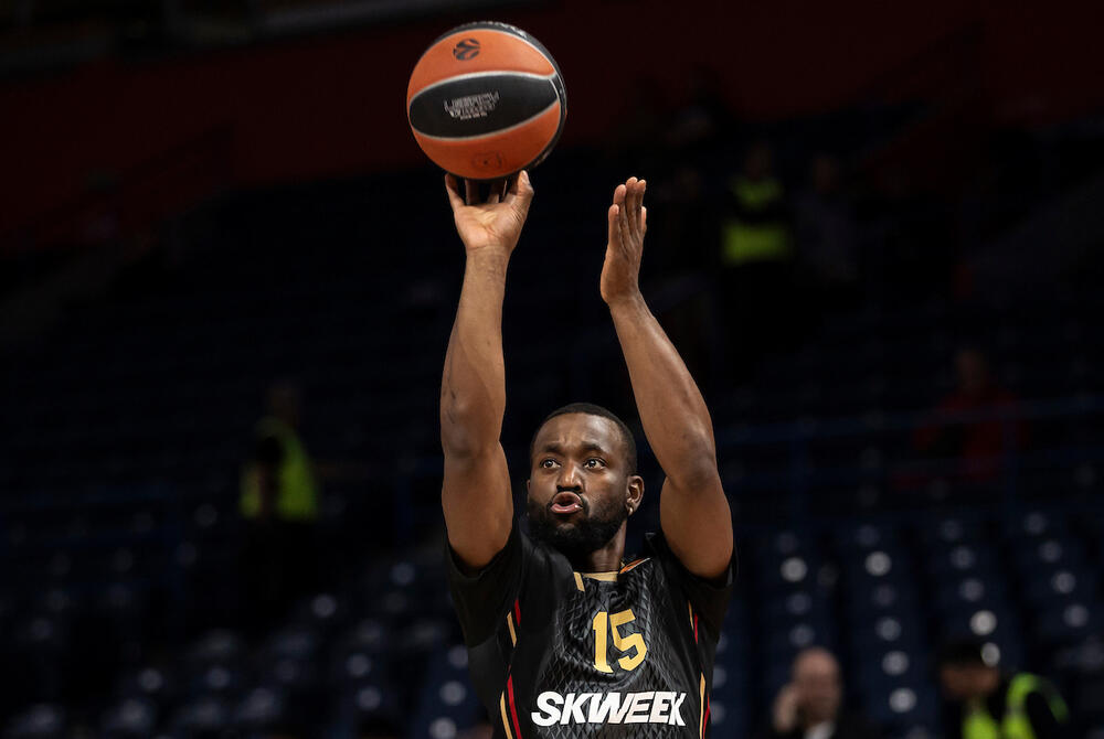 Kemba Voker na zagravanju pred utakmicu Crvene zvezde i Monaka