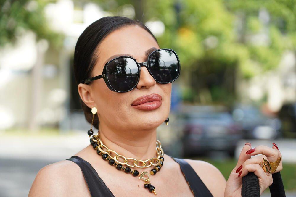 NACIJI ĆE SUZE TEĆI NAKON CECINE OBJAVE: Posvetila pesmu PREMINULIM PRIJATELJIMA, ovako nešto nismo SKORO ČULI