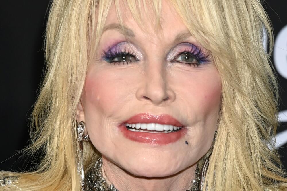 MUŽ JE NIKADA NIJE VIDEO BEZ ŠMINKE, da li je ovo MOGUĆE? Spava sa njom već 40 GODINA, KAKVA LI JE POSTELJINA?