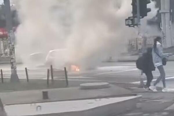 ZAPALIO SE AUTOMOBIL NA VIDIKOVCU: Vatra progutala vozilo, vatrogasci na terenu (VIDEO)