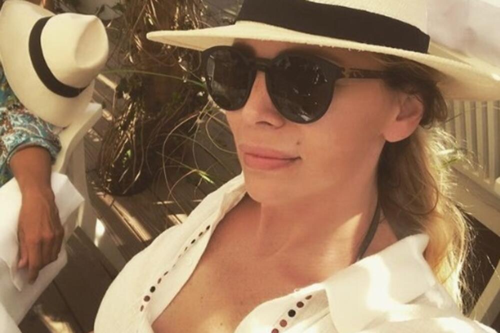 POLITIČARI JE OBOŽAVALI! Sani Armani posle FUDBALERA želi da stane na LUDI KAMEN: Izašla iz ILEGALE i spremna za...