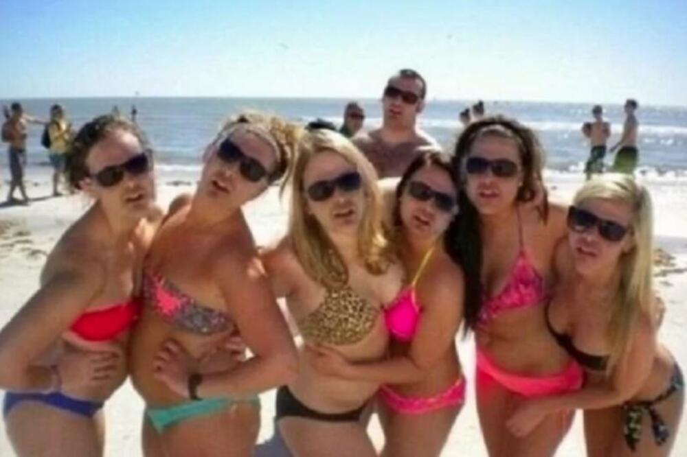 MUŠKARAC SE SLIKAO SA DEVOJKAMA U KUPAĆEM PA USLEDILO OVO: Niko ne shvata šta NIJE U REDU sa ovom fotografijom