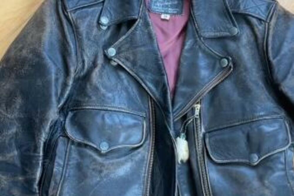 KUPILA POLOVNU JAKNU,A ONO ŠTO JE NAŠLA U DŽEPU OSTAVILO JE U ŠOKU: Predmet iz 1971. krije NAJVEĆU INTIMU (VIDEO)