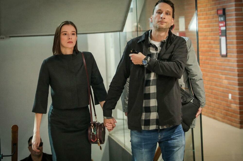 MILENA STIGLA U PALATU PRAVDE SA DEČKOM I PRIJATELJIMA: Aleksić ispred suda s osmehom od uva do uva?! (FOTO)