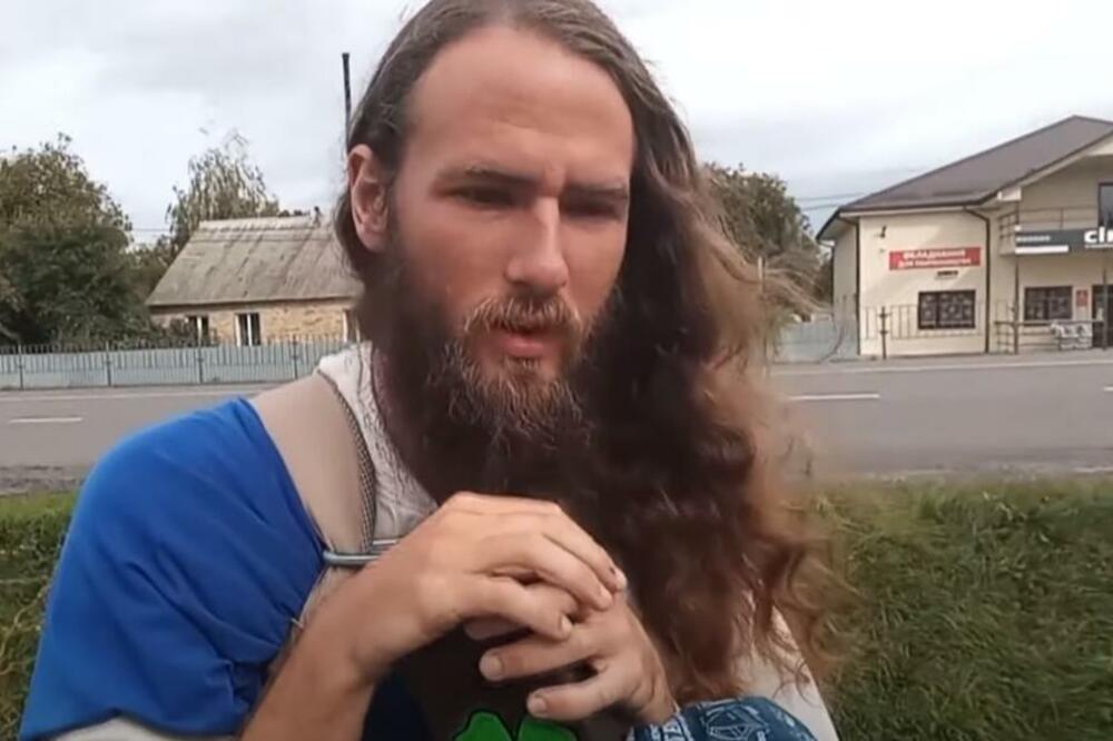 PUTUJE OBUČEN KAO ISUS, NA LEĐIMA NOSI VELIKI DRVENI KRST: Odbija POMOĆ, ima samo JEDNU PORUKU, a evo gde se UPUTIO