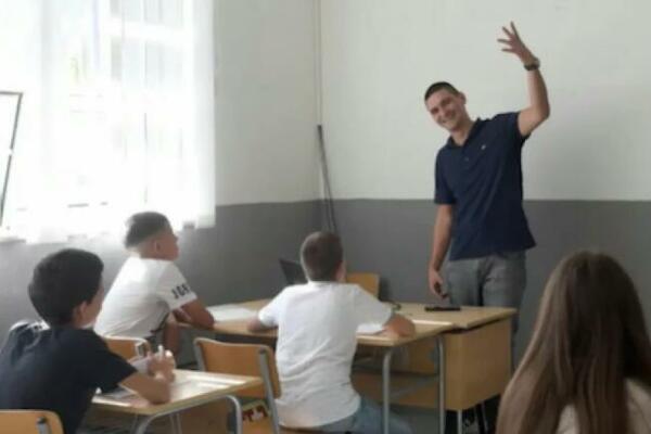 STROGI PROFESOR ISTORIJE, A JOŠ I REPUJE I DELI CRVENE I ŽUTE KARTONE: Ovo je Dušan Koprivica, a đaci ga obožavaju
