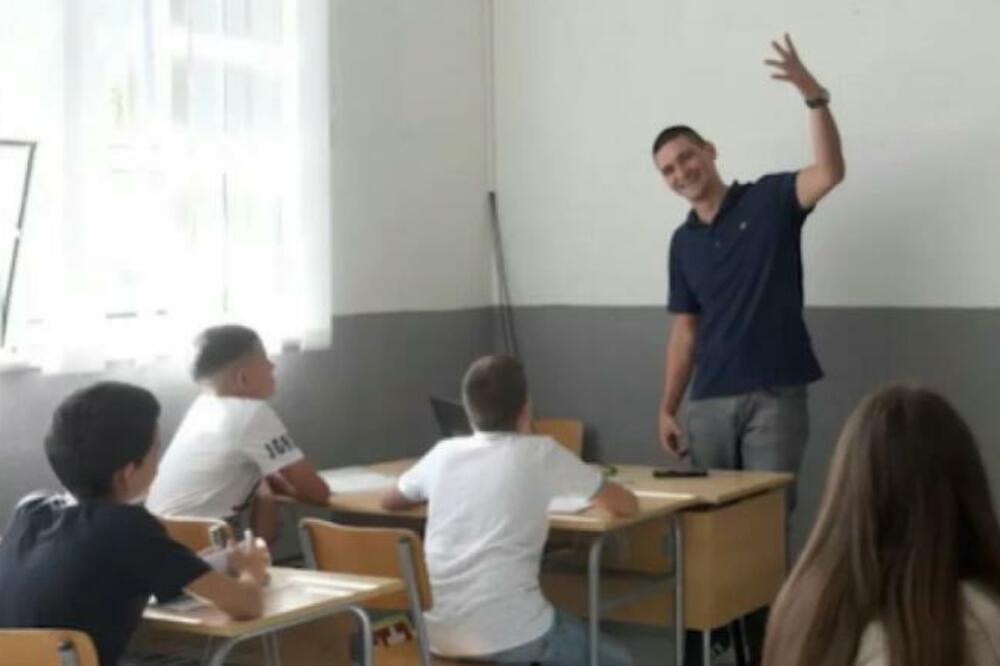 STROGI PROFESOR ISTORIJE, A JOŠ I REPUJE I DELI CRVENE I ŽUTE KARTONE: Ovo je Dušan Koprivica, a đaci ga obožavaju