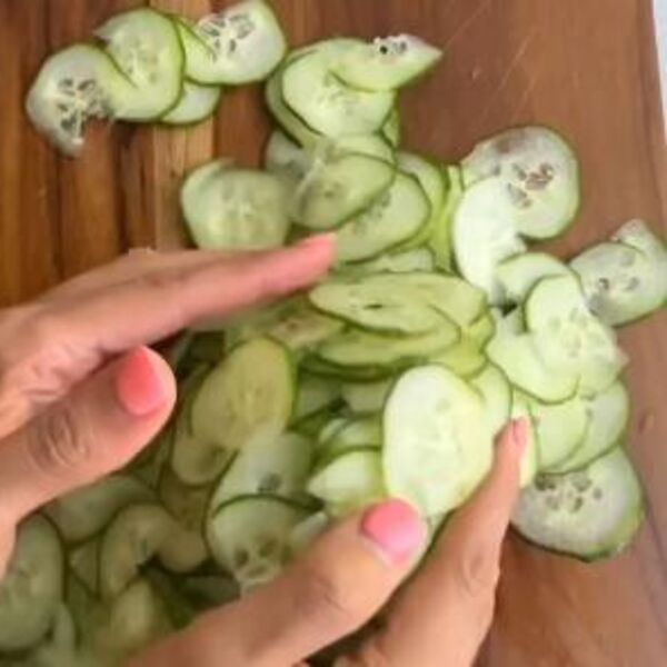 Ova salata od krastavca zaludela ljude u svetu: Svi se kunu u recept, a prodaja krastavaca se udvostučila