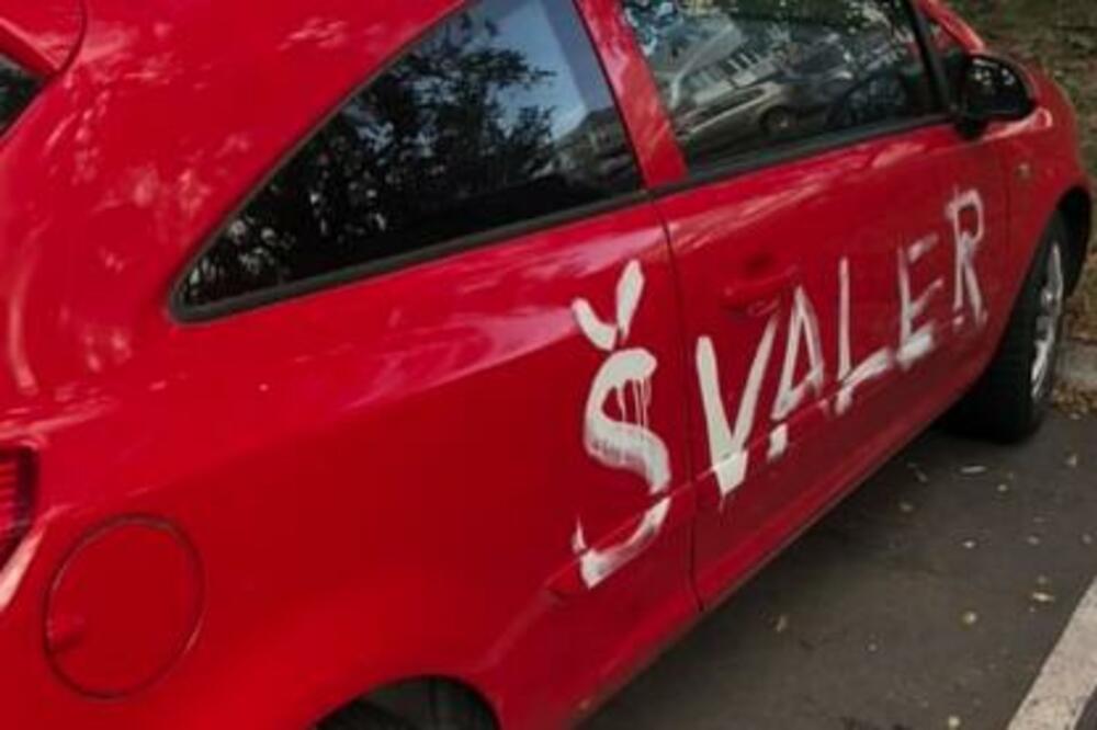 MORA DA JE BAŠ UPRSKAO STVAR! Ovom muškarcu sa Žarkova neće biti svejedno kad bude video OVU PORUKU NA AUTU (FOTO)