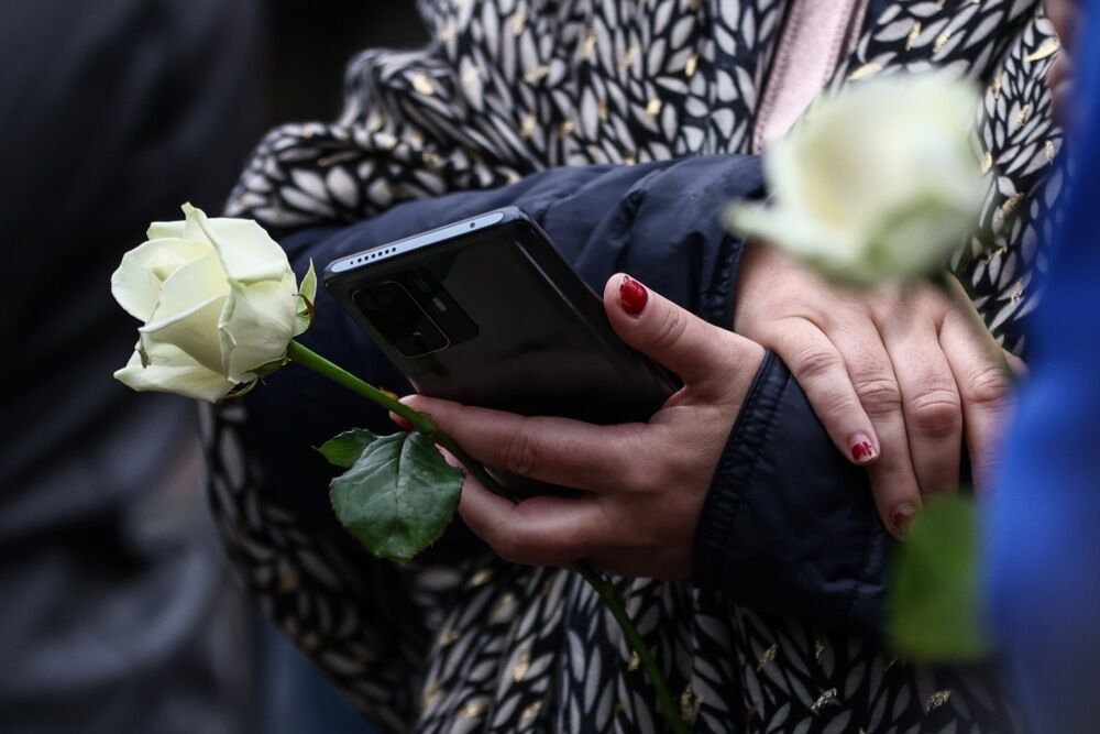 Bele ruže na sahrani nastavnika ubijenog u školi u Francuskoj 