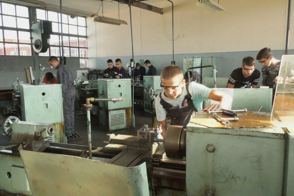 5.000 DINARA MESEČNO, POSAO ČIM ZAVRŠE ŠKOLU: Sve o pomoći države učenicima koji upišu OVA ZANIMANJA!