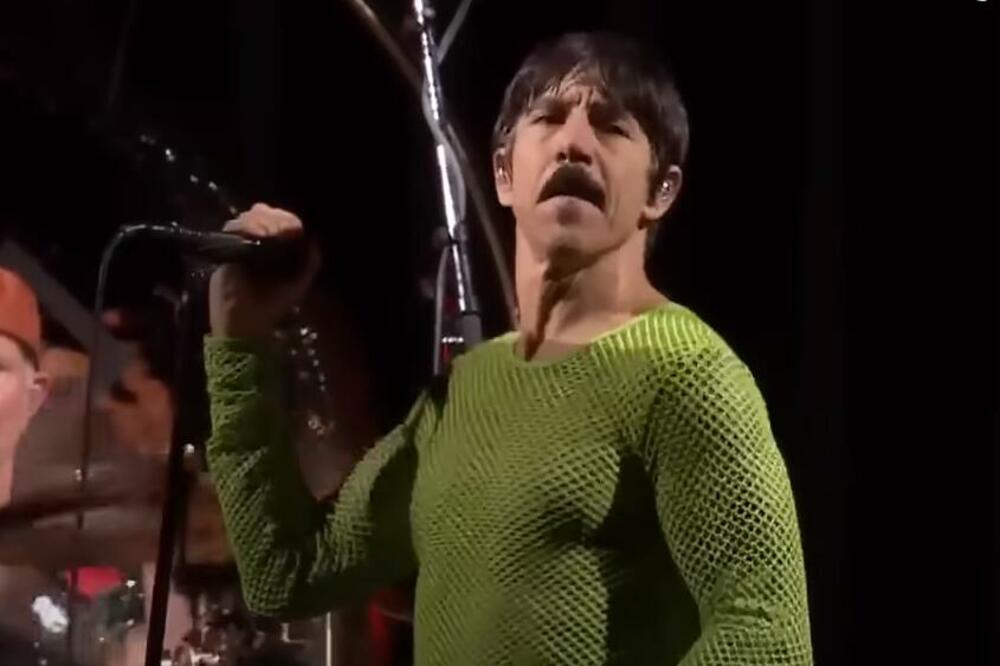 ON 60 GODINA, A ONA 24: Isplivala fotka STRASTVENOG POLJUPCA pevača sa MLAĐOM koleginicom, o ovome danas svi BRUJE