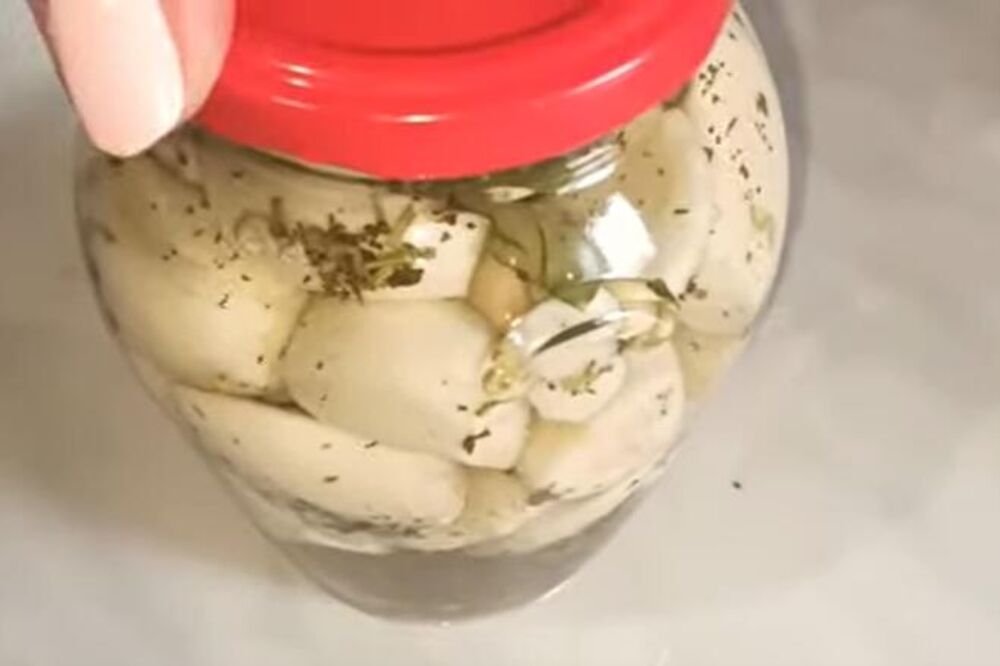 STARE RUSKINJE PRAVE NAJBOLJU MOGUĆU ZIMNICU: Turšija od belog luka - Srpkinje za ovaj recept ni ne znaju