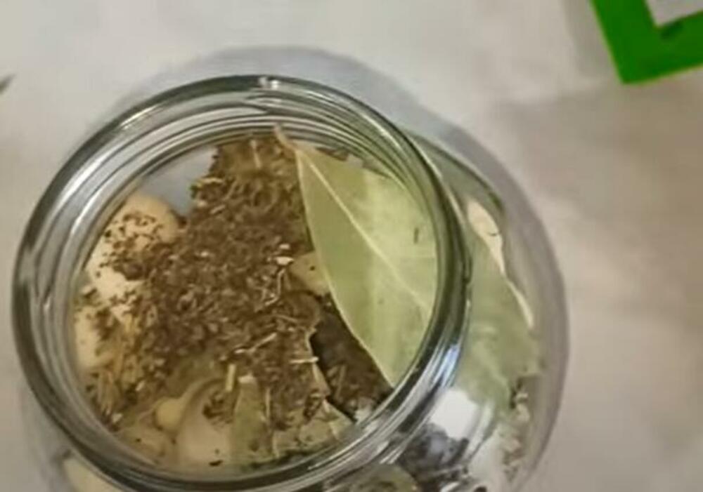 Začini u tegli sa belim lukom