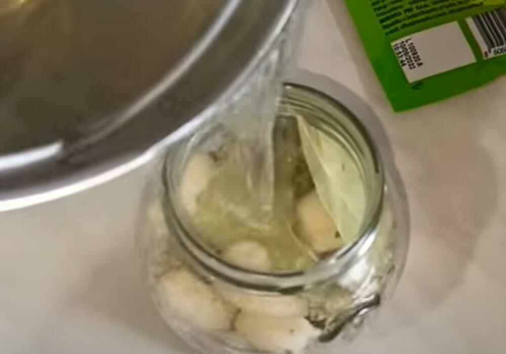 Prelivanje belog luka u tegli