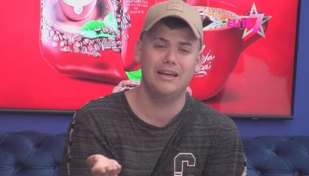 Učesnik 'Elite', Uroš Stanić se sinoć zaleteo u staklo i time povredio ruku, zbog čega mu je odmah ukazana pomoć