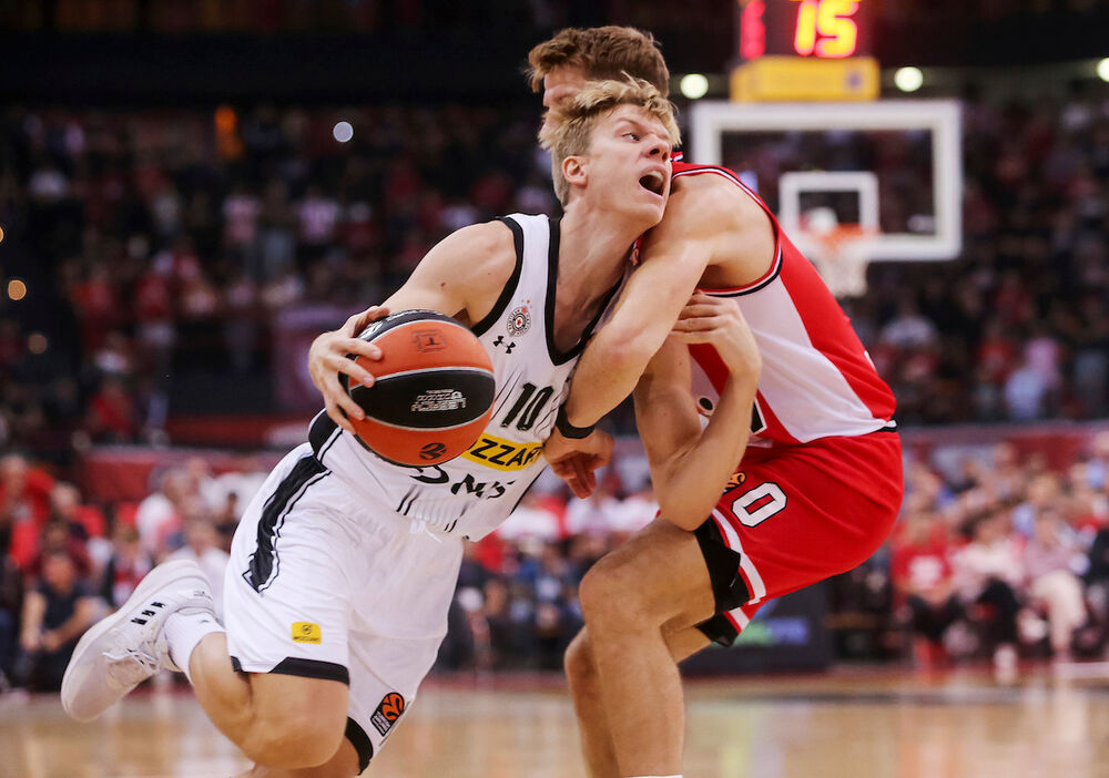 Ognjen Jaramaz (levo) na utakmici Olimpijakosa i Partizana u sezoni 2023/24 Evrolige