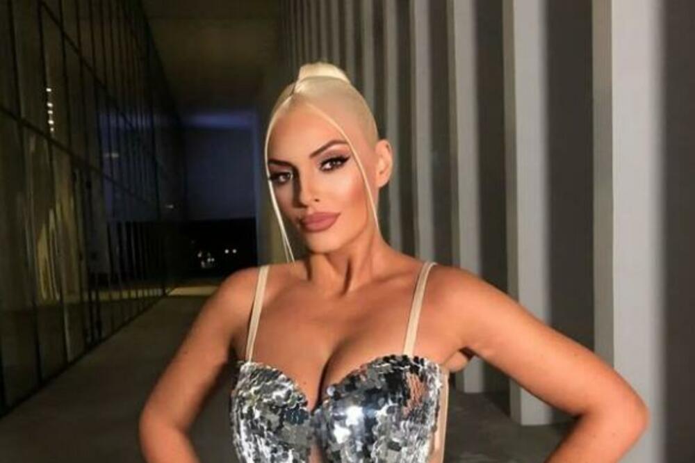 OVU VATRENU PLAVUŠU SVAKO VEČE LJUBI SRPSKI PEVAČ: Boli GLAVA kakva je MAČKA, zajedno su PUN POGODAK