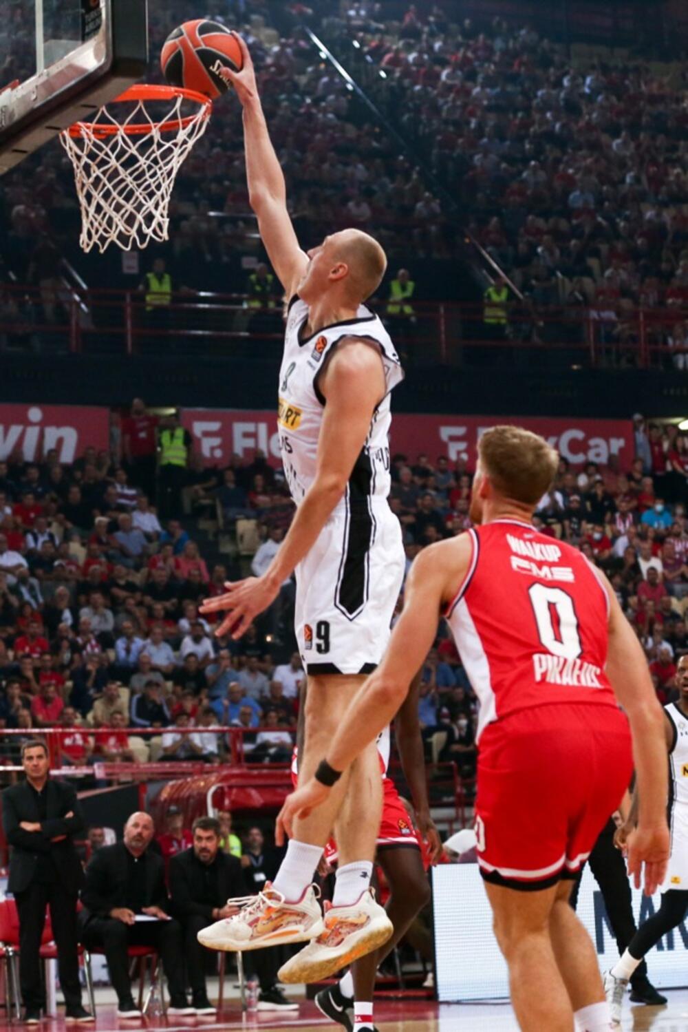 Alen Smailagić na utakmici Olimpijakosa i Partizana