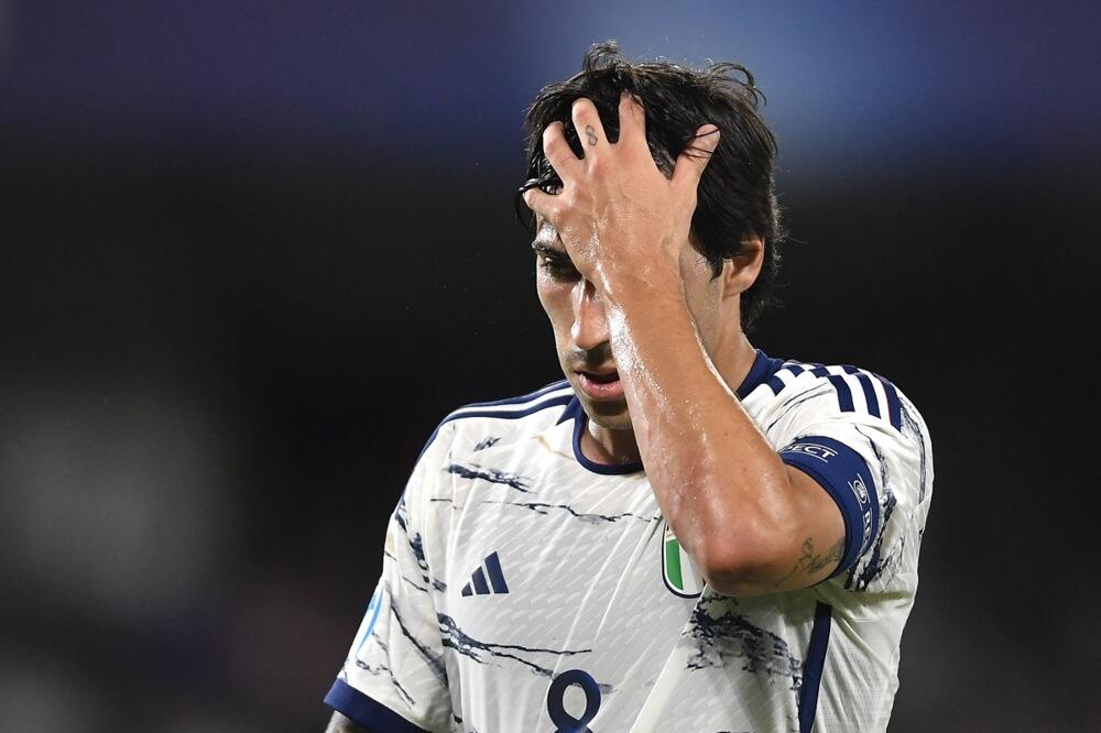 SUSPENDOVAN 10 MESECI ZBOG KLAĐENJA: U Njukaslu besni, tužiće Milan zbog igrača kog su im platili 70 MILIONA evra!