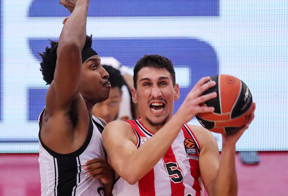 Duel Zeka Ledeja i Janulisa Larencakisa sa utakmice Olimpijakosa i Partizana