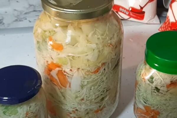 DOMAĆA ŠARENA SALATA U TEGLI: Starinska zimnica - stare kuvarice je najbolje spremaju