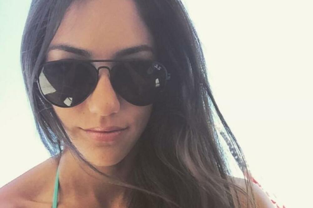 POGLEDAJTE OVO LEPO LICE: Jedna fotografija joj je uništila život i karijeru! (FOTO/VIDEO)