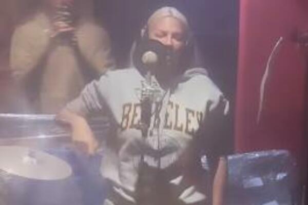 EVO KAKO KARLEUŠA PEVA UŽIVO: Nema laži NEMA prevare, SVE JE JASNO KAO DAN!