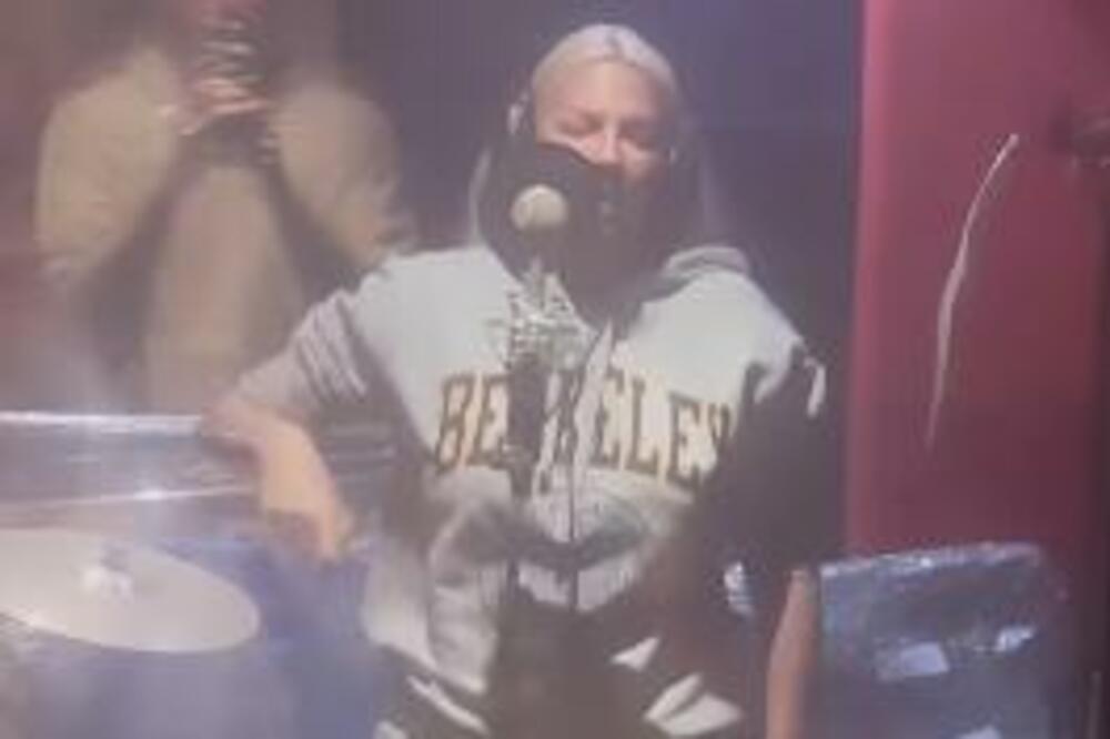 EVO KAKO KARLEUŠA PEVA UŽIVO: Nema laži NEMA prevare, SVE JE JASNO KAO DAN!