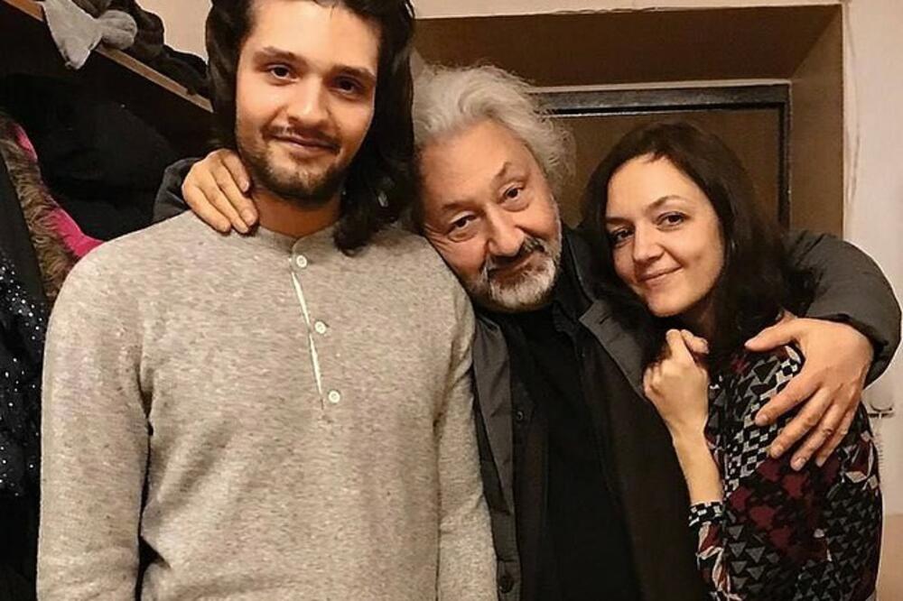 TRAGEDIJA U PORODICI LEGENDARNOG MUZIČARA: Pomahnitali posinak ubio BABU, a onda je pozvao MLAĐEG BRATA... (VIDEO)