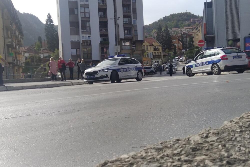 PRVI SNIMAK NAKON PUCNJAVE U UŽICU: Policija juri vozača "Mercedesa" KA NASELJU TERAZIJE (VIDEO)