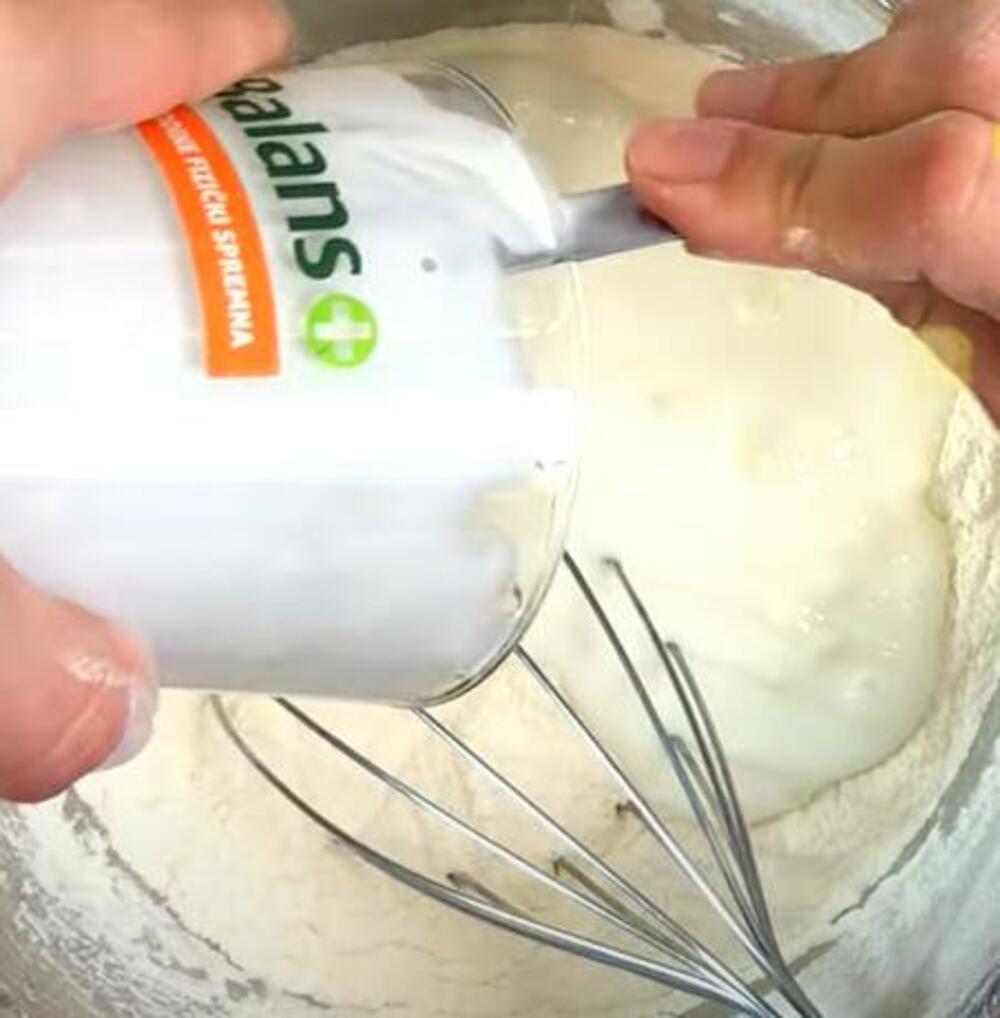 Kiselo mleko u smesi za uštipke