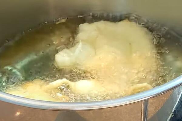 OBAVEZNO UBACITE OVAJ SASTOJAK U ULJE KADA PRŽITE UŠTIPKE ILI MEKICE: Samo tako NEĆE UPITI ULJE, a biće PREMEKANE