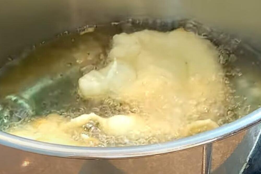 OBAVEZNO UBACITE OVAJ SASTOJAK U ULJE KADA PRŽITE UŠTIPKE ILI MEKICE: Samo tako NEĆE UPITI ULJE, a biće PREMEKANE