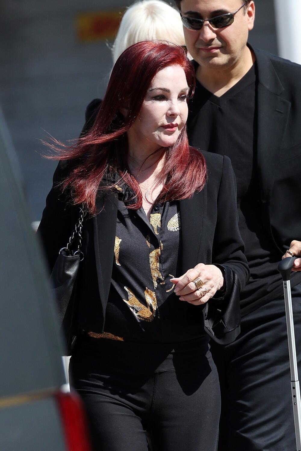 Lice izgleda potpuno smrznuto, bez ijedne bore.