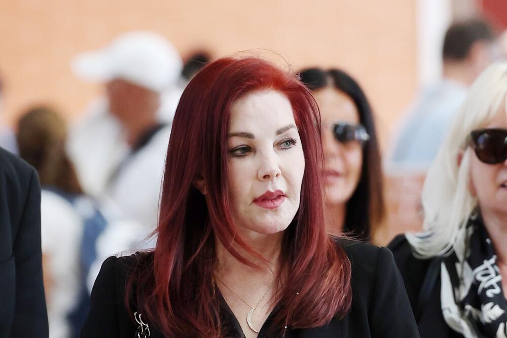 DA LI PREPOZNAJETE ŽENU? Kažu da su joj KOREKCIJE uništile LICE, PROMENILA LIČNI OPIS: Nekada jedna od NAJLEPŠIH