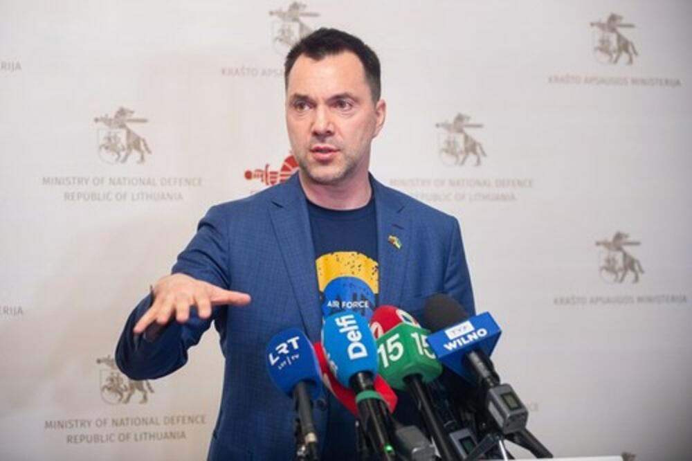 DA LI ĆE ON SMENITI ZELENSKOG? Nema DLAKE NA JEZIKU, ne plaši se da mu sve SASPE U LICE, bespoštedno ga KRITIKUJE!