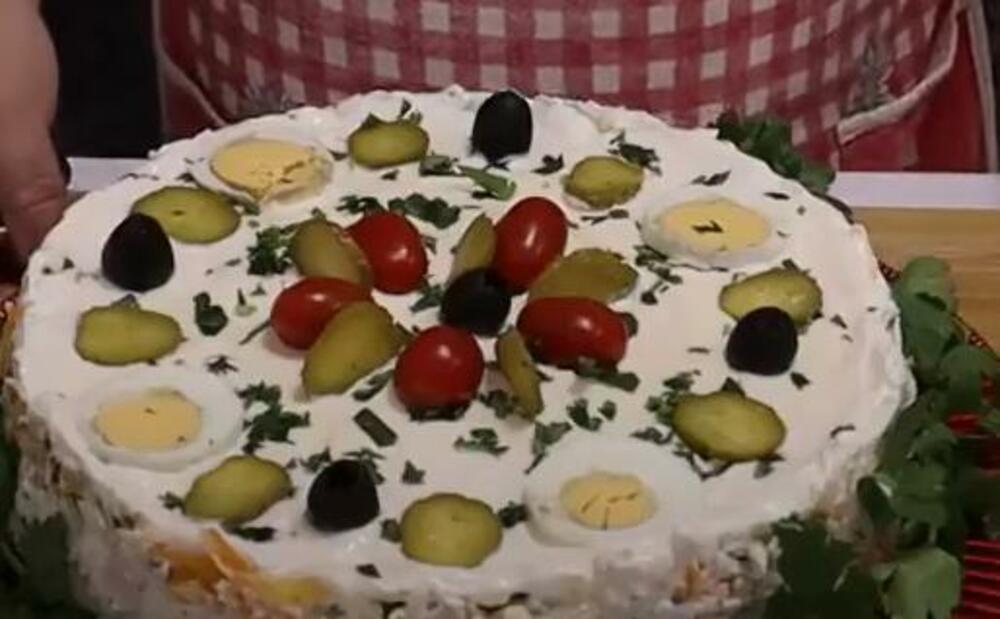 Slana torta na tacni