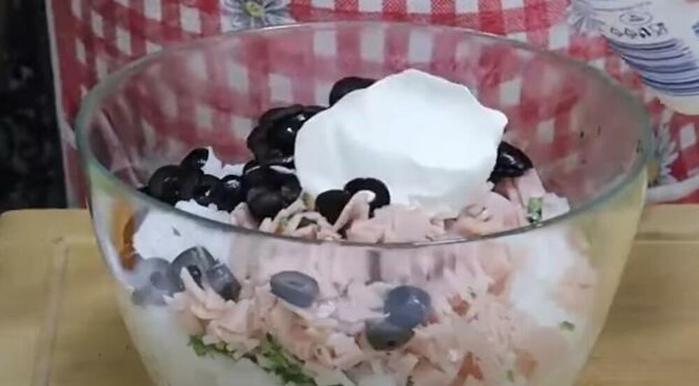 Smesa u činiji za slanu tortu