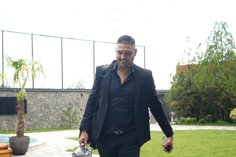 PONOSNOG TATU ISCEPALI SKROZ NA SKROZ: Perućica dobio sina, a sada slavi KAKO DOLIKUJE (FOTO)