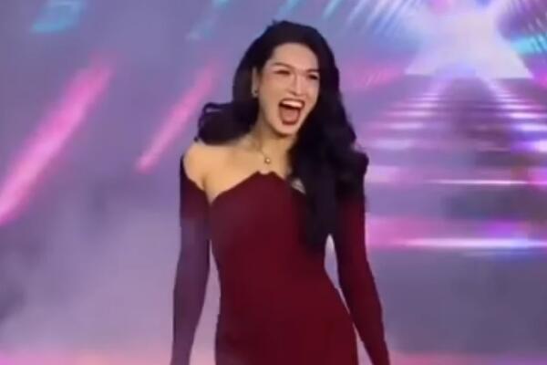 PRELEPA, VRELA MISICA IZAŠLA JE NA BINU DA ODRŽI GOVOR: Usred njene rečenice desio se šok, PUBLIKA ZANEMELA (VIDEO)