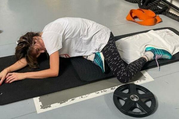 NAŠA GLUMICA SE SRUŠILA U TERETANI: Bleda i iscrpljena završila u OVOM položaju, HITNO SE OGLASILA i rekla...