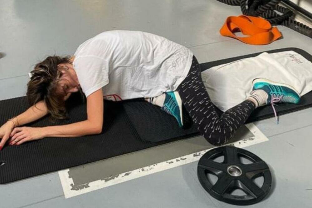 NAŠA GLUMICA SE SRUŠILA U TERETANI: Bleda i iscrpljena završila u OVOM položaju, HITNO SE OGLASILA i rekla...