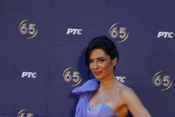 GOLA NOGA VODITELJKE RTS KOJA SE NAZIRE DOVODI DO LUDILA: Raspalila MAŠTU muškarcima, prava je MAČKA