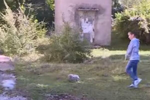 MALI MIHAILO JE JEDINI ĐAK U ŠKOLI KOJA MOŽE DA IH PRIMI 180: Kako je to kada mora da se igra sam (VIDEO)