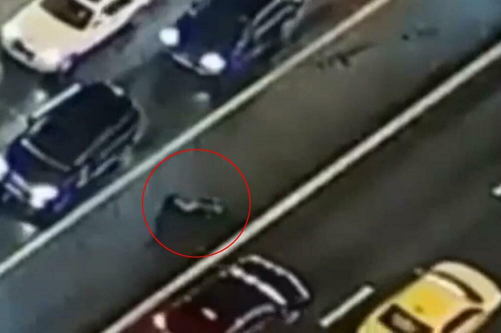 JEZIV SNIMAK! PRIČA SE DA JE OVO DŽIP IZ PRATNJE MEDVEDEVA! Zgazio čoveka u Moskvi, vozio pod rotacijom (VIDEO)